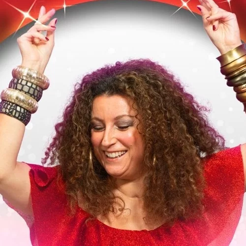 Η "Ντερμπεντέρισσα" Κατερίνα Βρανά επιστρέφει με άκρως καλοκαιρινή διάθεση