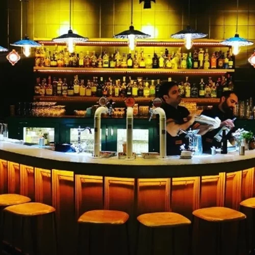 Στο "Λοκάλι" εξακολουθούν να φτιάχνουν ποτά για τον κόσμο