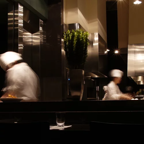 Χρυσοί Σκούφοι 2025: Εσύ ψήφισες το δικό σου αγαπημένο εστιατόριο;