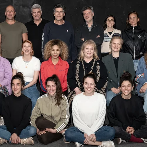 "Θεσμοφοριάζουσες": Γιάννης Μπέζος, Βλαδίμηρος Κυριακίδης, Φοίβος Δεληβοριάς και ένας πολυμελής θίασος στις πρώτες φωτογραφίες από τις πρόβες