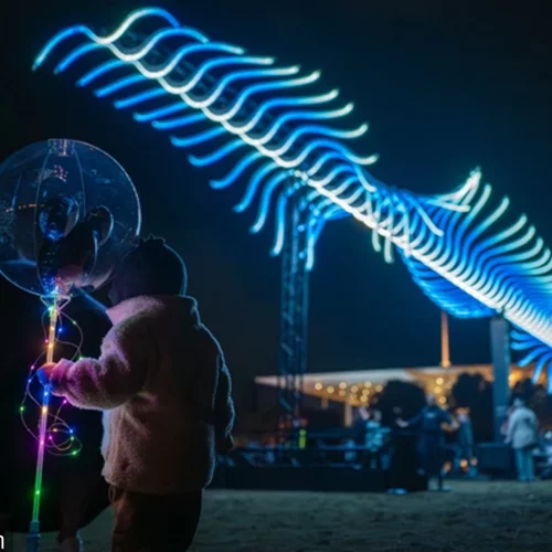 Ήξερες πως στις Τζιτζιφιές παίζει ένα μοναδικό Φεστιβάλ Φωτιστικών Εγκαταστάσεων;