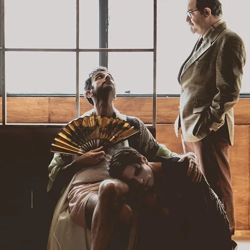 "Μάθε με να φεύγω": Η νέα παράσταση των bijoux de kant πάνω στο ανέκδοτο έργο του Άκη Δήμου