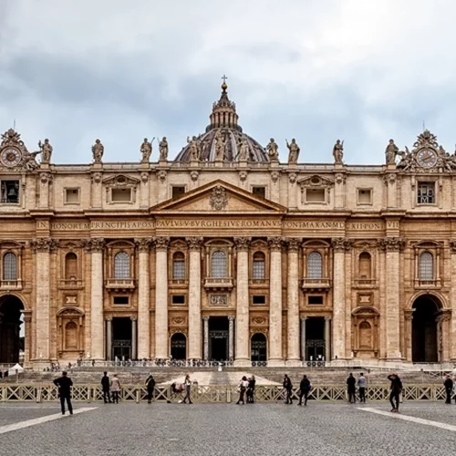 4+1 φορές που ο Πάπας απασχόλησε τη λογοτεχνία