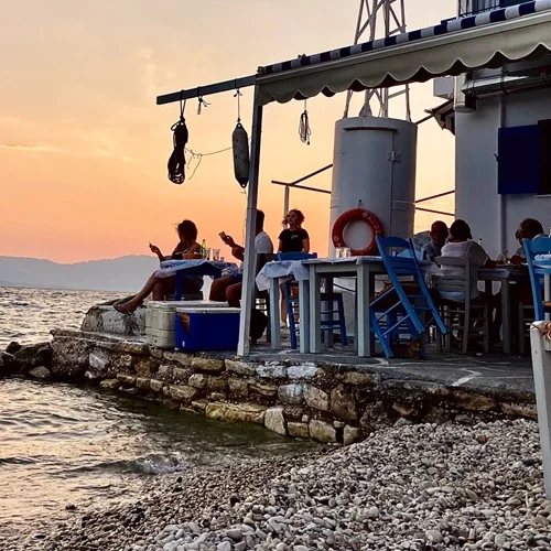 Ο "Φάρος" στον Μύτικα είναι μία ψαροταβέρνα-εμπειρία