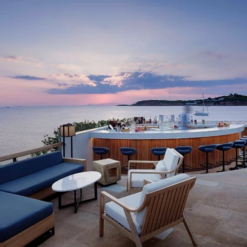 Εστιατόρια και μπαρ της Αθήνας σχεδόν πάνω στο κύμα