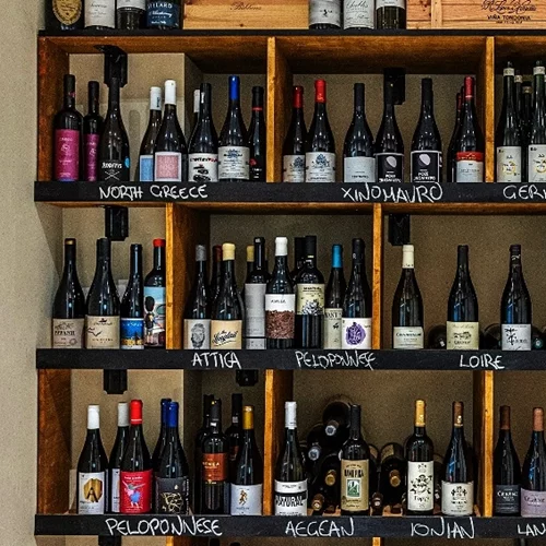 Το "Lost Roots" είναι ένα wine bar με βαθιές οινικές ρίζες