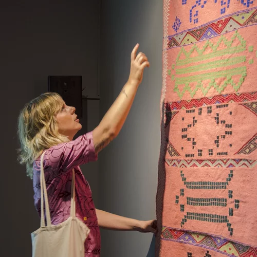 "Συμβιωτικά": Η γυναικεία καλλιτεχνική δημιουργία κυριαρχεί στη νέα έκθεση του ΕΜΣΤ