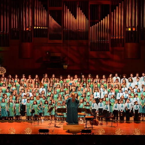 "Εδώ Λιλιπούπολη": Τα τραγούδια της ραδιοφωνικής σειράς ξαναζωντανεύουν στο Μέγαρο Μουσικής