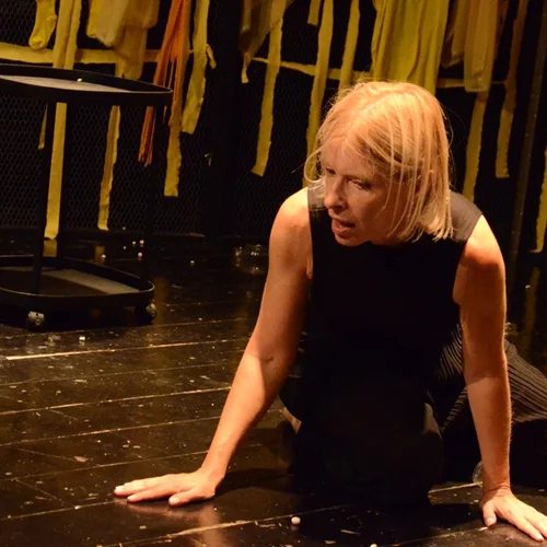 Η "Κίτρινη ταπετσαρία" στο θέατρο Αλκμήνη, το έργο-φόρος τιμής στο φεμινιστικό κίνημα