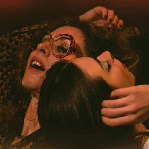 Προσφορά εισιτηρίων στο Rabbithole για την παράσταση "1975 ή Πιο γρήγορα, Εμμανουέλα! Σκότωσε! Σκότωσε!"