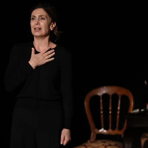 "Πόρνη από πάνω": Δύο τελευταίες καλοκαιρινές παραστάσεις για την Κατερίνα Διδασκάλου