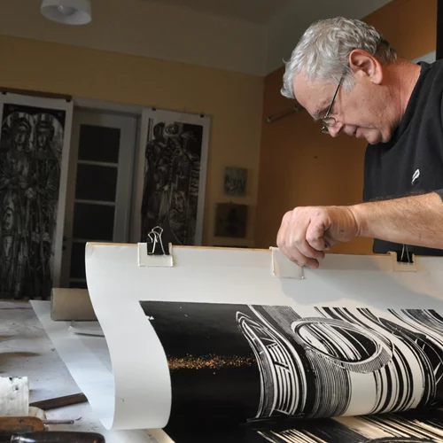 Προβληματισμοί και υπαρξιακά ερωτήματα στην αναδρομική έκθεση του χαράκτη Νίκου Δεσεκόπουλου