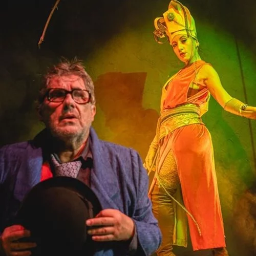 "Killing Godot": Ο Νίκος Καμτσής παίζει, σκηνοθετεί και γράφει για την παγκόσμια πρεμιέρα