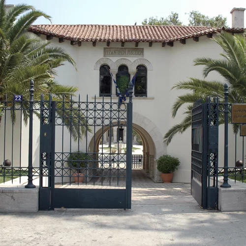 Γλυπτά κοσμούν τον κήπο του Βυζαντινού και Χριστιανικού Μουσείου