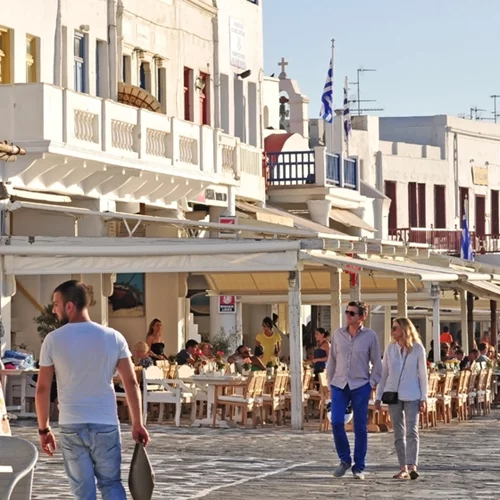 Χάνει το στοίχημα του φθινοπώρου η Μύκονος στους ξένους επιβάτες - Αντίθετη πορεία για Σαντορίνη