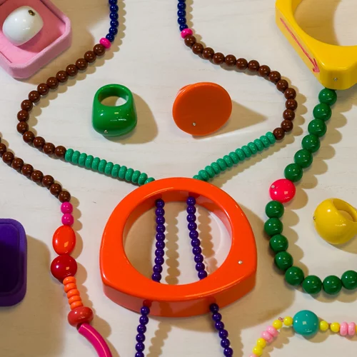 Τι σχέση έχει ένα πολύτιμο διαμάντι με το ευτελές πλαστικό;