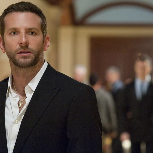 Ο Μπράντλεϊ Κούπερ τα κάνει όλα και συμφέρει στη νέα ταινία του