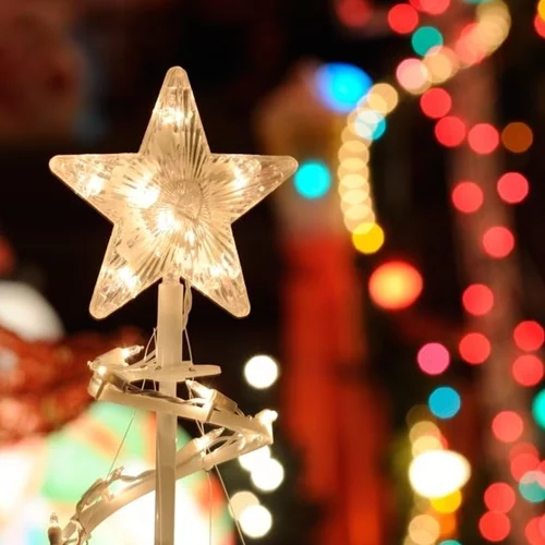 Το Σύνταγμα φωτίζεται για τα Χριστούγεννα