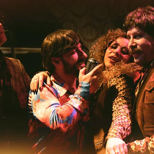 "1975 ή Πιο γρήγορα, Εμμανουέλα! Σκότωσε! Σκότωσε!": Παράταση για την φρενήρη μαύρη κωμωδία στο Rabbithole