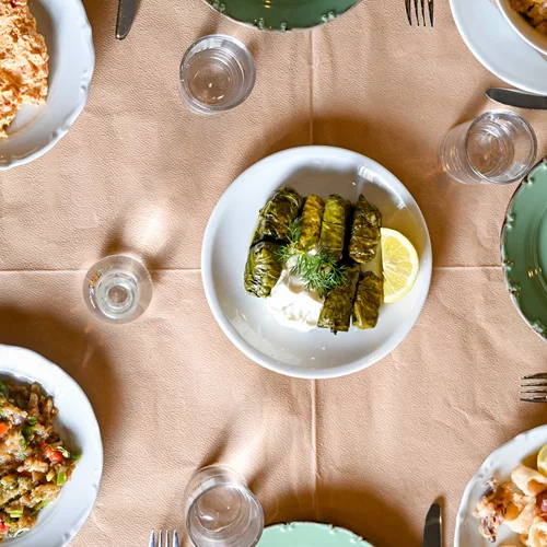 Λένε πως αυτό είναι το καλύτερο βολιώτικο τσιπουράδικο στην Αθήνα