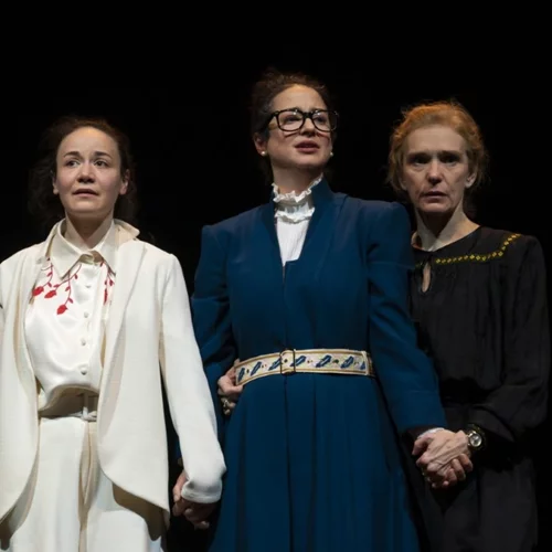 Οι σαρωτικές "Τρεις αδελφές" της Μαγκανάρη ξανά στο Εθνικό Θέατρο