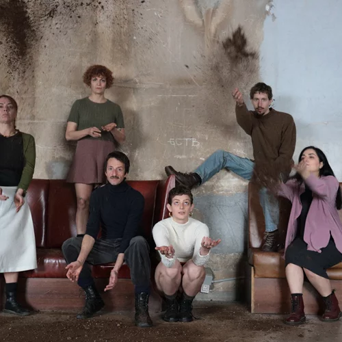 Στο "Εσωτερικό" του Μορίς Μέτερλινκ η χαρά της ζωής γίνεται πένθιμη τελετουργία