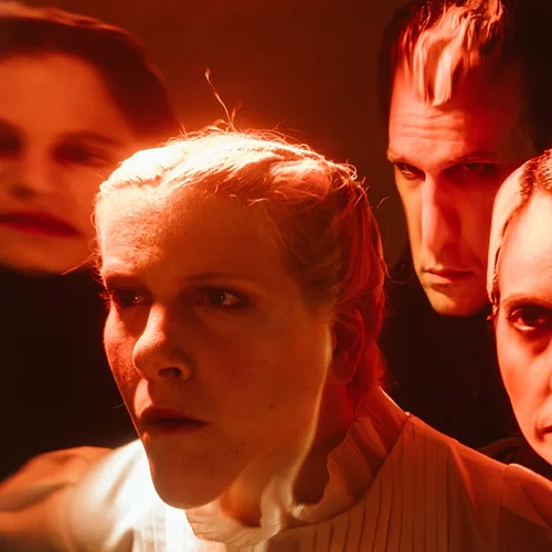 Η Έμιλυ Λουίζου στη Μικρή Επίδαυρο με τα "Συμπτώματα από την έλλειψη βάρους" του Γιάννη Σκαραγκά