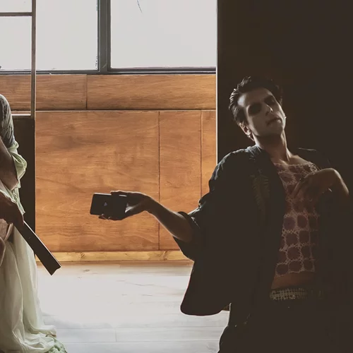 Ο Γιάννης Σκουρλέτης επιστρέφει με το "Μάθε με να φεύγω" του Ακη Δήμου