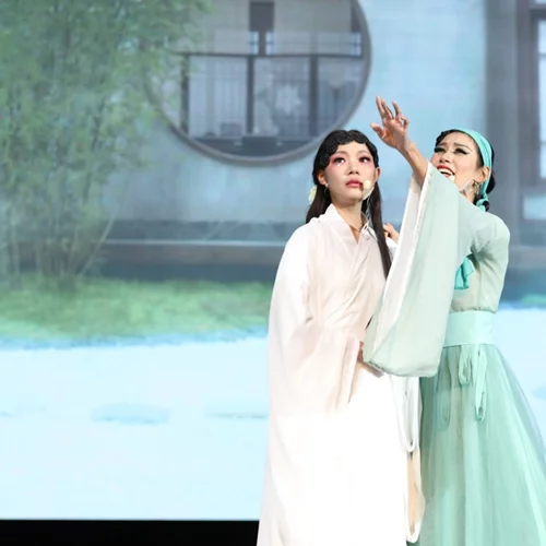 Γιορτάστε το Έτος του Φιδιού στο Christmas Theater