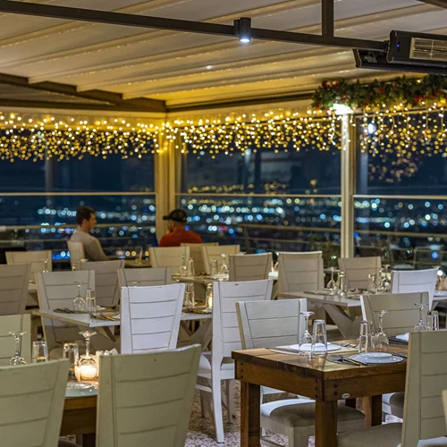 "Μπαλκόνι στις Κυκλάδες": Γιορτές με καλό φαγητό κι απεριόριστη θέα