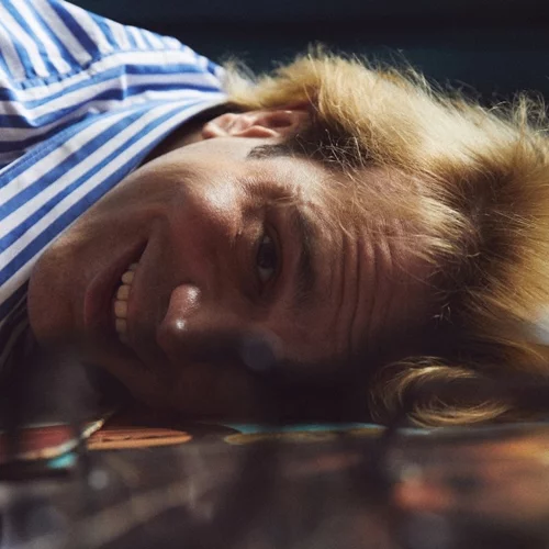 "Όταν μεγαλώσω, θα γίνω Νάνα Μούσχουρη": Ο Μάνος Καρατζογιάννης σε έναν γοητευτικό μονόλογο