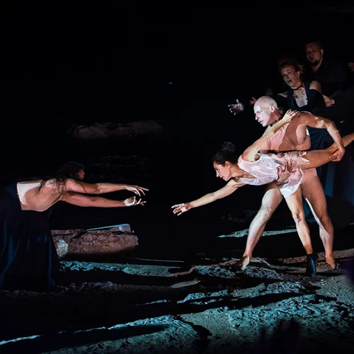 "Human Requiem in Eleusis": Παγκόσμια πρεμιέρα για την ταινία της εμβληματικής παράστασης της 2023 Ελευσίς Πολιτιστική Πρωτεύουσα της Ευρώπης