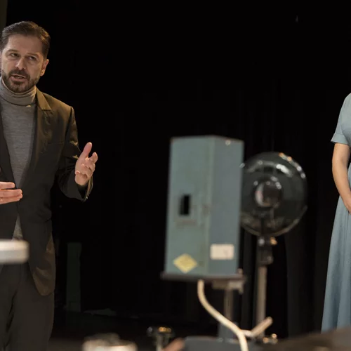 "Photograph 51": Τελευταίες παραστάσεις για τη Λένα Δροσάκη και τον Αλέξανδρο Μπουρδούμη