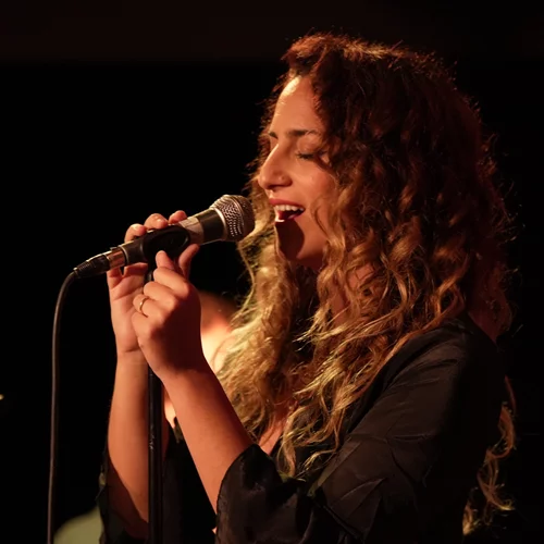 "Μικρή Λίμνη": Η Δανάη Παπαδοπούλου παρουσιάζει τον πρώτο της δίσκο