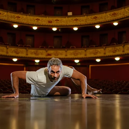 Το σκηνικό ποίημα του Γιάννη Ευθυμιάδη στο Δημοτικό Θέατρο Πειραιά