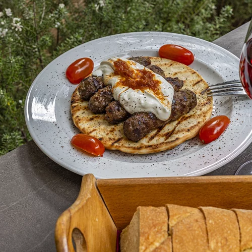 Λένε πως αυτά τα κεμπαπάκια στην Κυψέλη είναι από τα πιο ζουμερά της πόλης