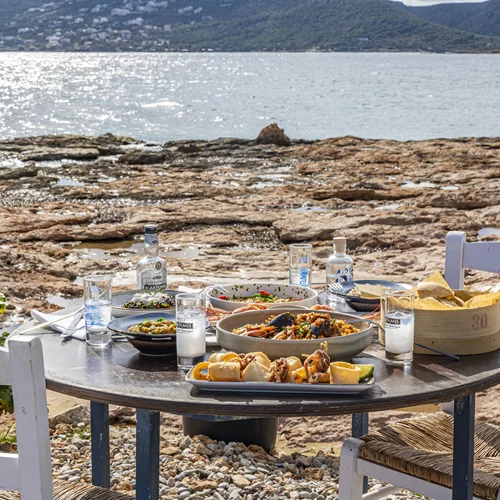 Παραθαλάσσια απόδραση στη 'Χήρα', το μεζεδοπωλείο-έκπληξη στη Λούτσα