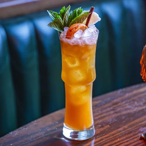 Αξίζει να ανέβεις μέχρι την Πεντέλη για τα cocktails του 'Παλιάτσου'