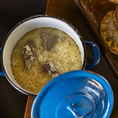 Στην πλατεία Προσκόπων, η κρητική κουζίνα συναντά την αγιορείτικη