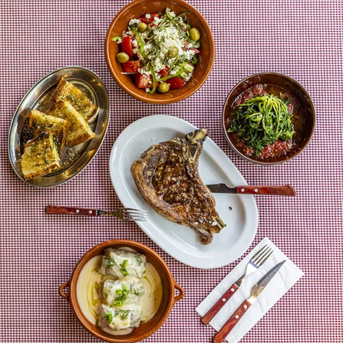 Mία από τις καλύτερες αθηναϊκές ταβέρνες θα είναι ανοιχτή όλο τον Αύγουστο