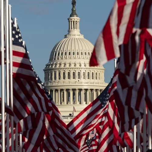 Ο Ντόναλτ Τραμπ βάζει δασμούς 100% και στο Χόλιγουντ