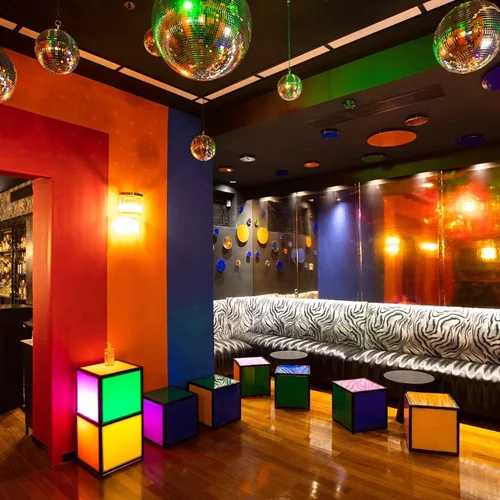 Μια νέα ντισκοτέκ στραφταλίζει στο Κολωνάκι