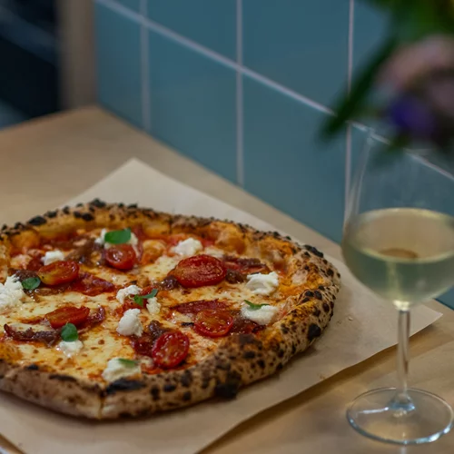 Η φίνα πίτσα που φέρνει κάτι από Νάπολη στα Εξάρχεια