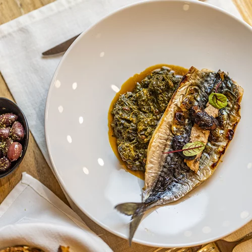 Σκουμπρί στα κάρβουνα με τσιγαρέλι και θεϊκή μελόπιτα σ΄ ένα τραπέζι γεμάτο Σίφνο