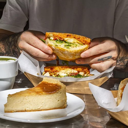 Στο Alouatou, τον φούρνο που γίνεται μπιστρό στα Εξάρχεια