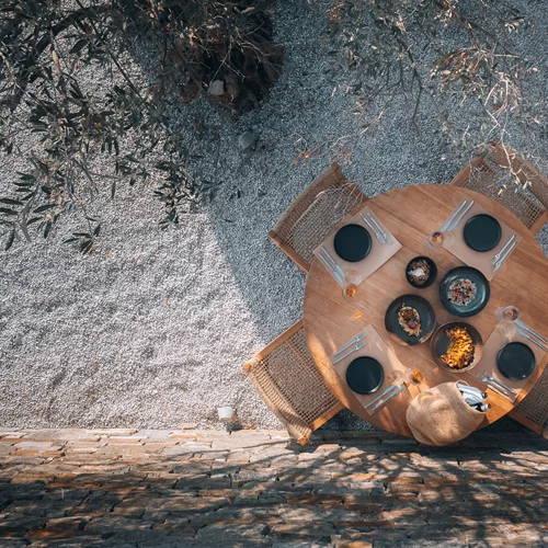 Μικρά νησιά, μεγάλα εστιατόρια: Τα μέρη που υμνούν την ελληνική κουζίνα στις Κυκλάδες