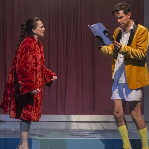 Ο Ορφέας Αυγουστίδης βάζει ξανά το κοστούμι του "Άσχημου"