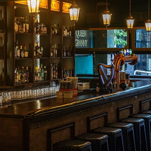 "Queen Granny": Η Μαυρομιχάλη απέκτησε νέα παμπ