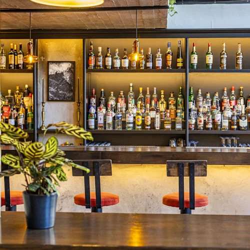 "Secta": Ένα new classic μπαρ στη σκιά του Κάραβελ