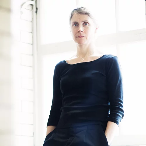 Στο "Cow | Deer", η Κέιτι Μίτσελ έκανε θέατρο μια μέρα δύο ζώων